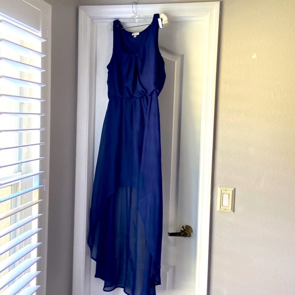 Sleeveless dress..short in the from , long in the back ..polyester .. light